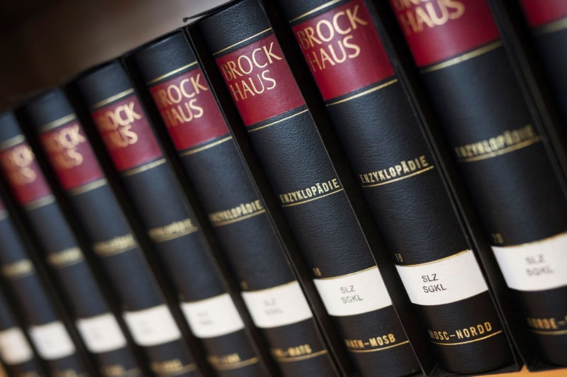 Auch der Brockhaus ist längst ein Fall fürs Archiv (Foto: Bettina Engel-Albustin)