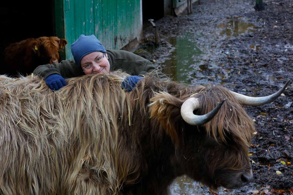 Astrid Gerdes mit ihrer Kuh Brenda